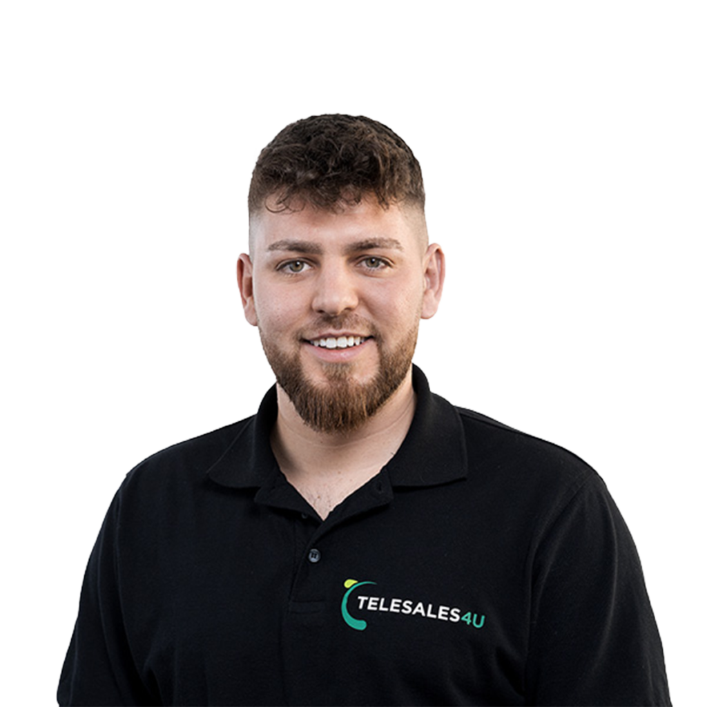 freigestelltes Porträt von Janosch Lauter, Leiter Vertrieb, in in schwarzem Polohemd, lächelnd.